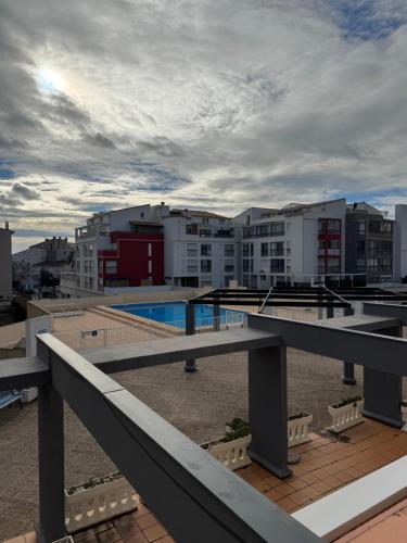 une vue depuis le balcon d'un immeuble dans l'établissement Passion Port - 4 pers - Histoire de clés, au Cap d'Agde