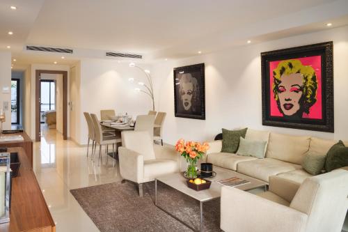 un salon avec un canapé et une table dans l'établissement Carlton & Croisette, chic & entièrement rénové, 2 chambres & 2 sdb, à Cannes
