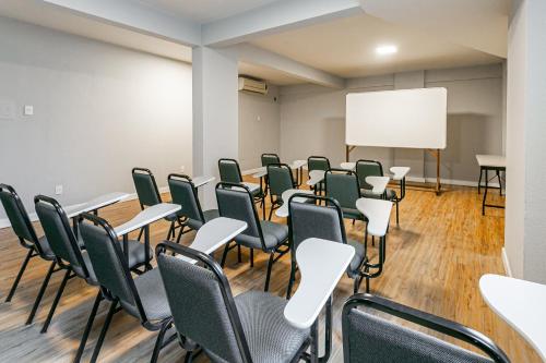 a conference room with chairs and a whiteboard at Valerim Florianópolis in Florianópolis