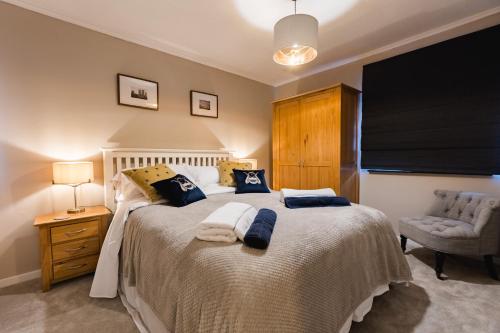 Voodi või voodid majutusasutuse Hullidays》Marina Town House toas