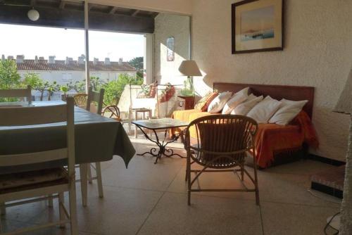 un salon avec un lit, une table et des chaises dans l'établissement SP460-047 Mais 5 pièces 8 couchages SAINT PIERRE LA MER, à Saint Pierre La Mer