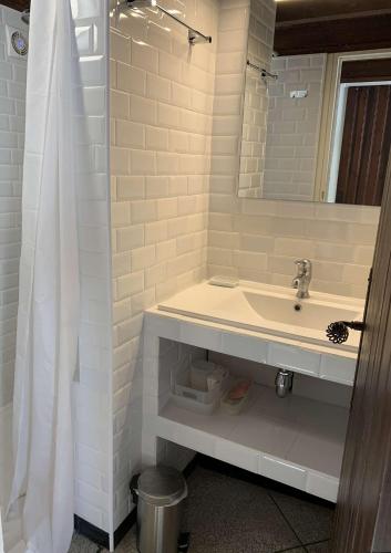 une salle de bain blanche avec un lavabo et un miroir dans l'établissement SP460-047 Mais 5 pièces 8 couchages SAINT PIERRE LA MER, à Saint Pierre La Mer