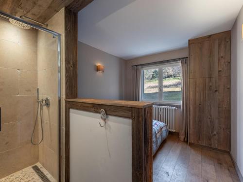 une salle de bain avec une douche avec une porte vitrée dans l'établissement Fairway, à Megève