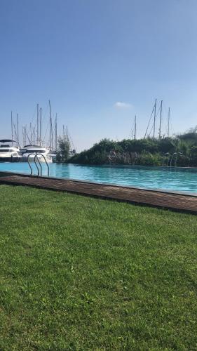 Bazén v ubytování Superbe catamaran nebo v jeho okolí