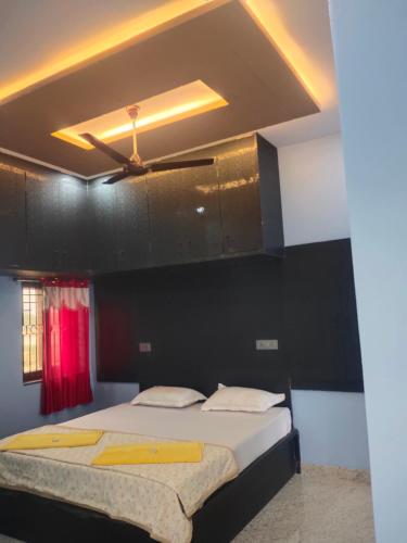 Ένα ή περισσότερα κρεβάτια σε δωμάτιο στο Varsha Homestay