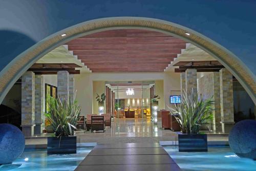 un gran vestíbulo con un arco en un hotel en Wyndham San Jose Herradura, en San José