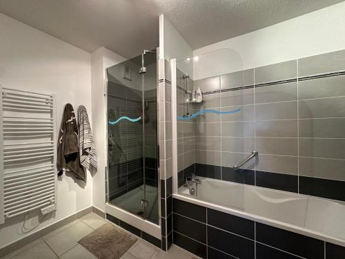 La salle de bains est pourvue d'une douche à l'italienne. dans l'établissement Superbe 4 pièces climatisé avec terrasse, parking et piscine à 50m de la plage - Sète - FR-1-472-194, à Sète