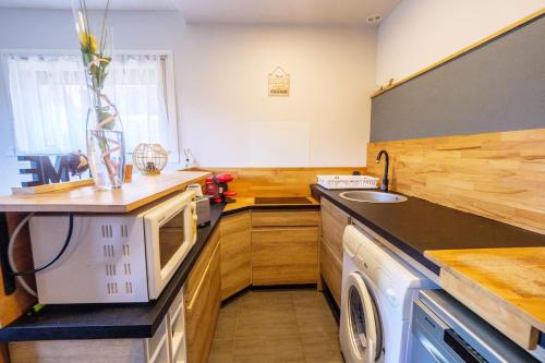 une cuisine avec une machine à laver et un évier dans l'établissement Vanessa - 200m from the beach Terrace - by TGB, à Appietto