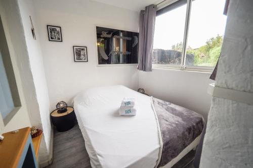 une chambre avec un lit blanc avec une fenêtre dans l'établissement Vanessa - 200m from the beach Terrace - by TGB, à Appietto