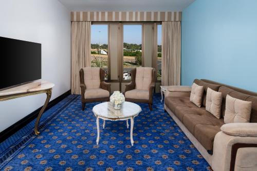 TV a/nebo společenská místnost v ubytování InterContinental Taif by IHG