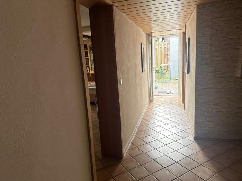 an empty hallway with a hallway leading to a room at Haus mit Terrasse&Garten in Ilsede