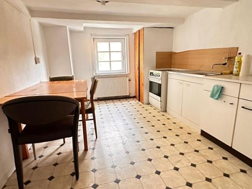 a kitchen with a table and a table and chairs at Haus mit Terrasse&Garten in Ilsede