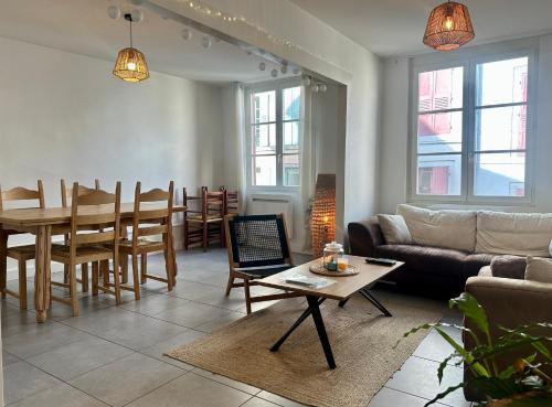 un salon avec un canapé et une table dans l'établissement Nid douillet pour 2 au Puy, au Puy-en-Velay