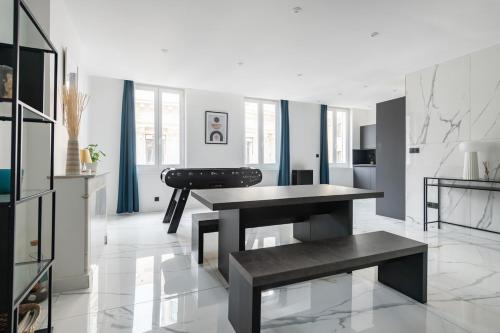 un salon avec une table et un piano dans l'établissement Bel appart St Fé, Moderne et Central pour 2 personnes, à Marseille
