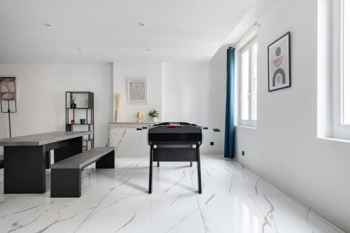 une pièce blanche avec un piano et une table dans l'établissement Bel appart St Fé, Moderne et Central pour 2 personnes, à Marseille