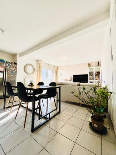 un salon avec une table et des chaises de salle à manger dans l'établissement Chambre Privée chez Yérima, à Vénissieux