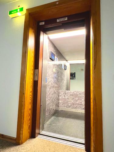 Un baño de Ferienwohnung Wolkenfrei in Inzell mit Pool und Sauna