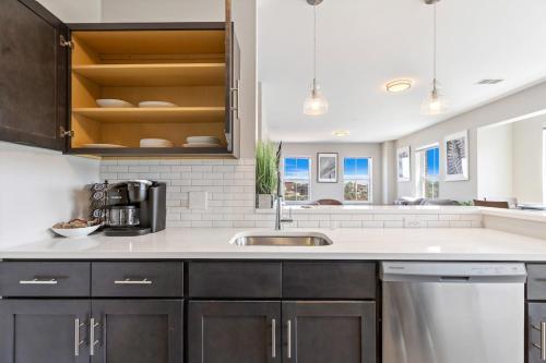 ニューアークにあるDowntown NWK 1BR- Free Parking Easy NYC Accessのシンクとカウンターのあるキッチン