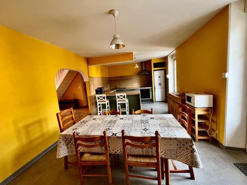 a kitchen and dining room with a table and chairs at Les Chambres de Marvejols in Marvejols