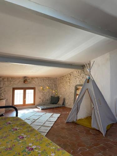 une chambre avec une tente au milieu d'une pièce dans l'établissement Maison de village centre Quinson, à Quinson