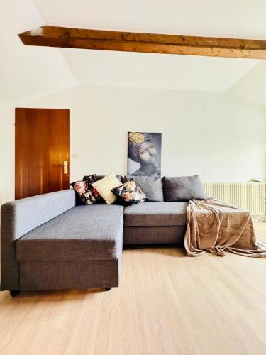 Cozy Rooms in a Villa for Groups, 16-Mins to Blumengärtenにあるシーティングエリア