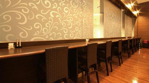 a row of chairs lined up at a bar at ANA Crowne Plaza Niigata by IHG in Niigata