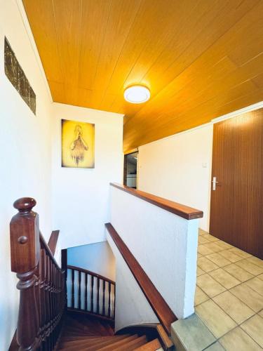 Cozy Rooms in a Villa for Groups, 16-Mins to Blumengärtenにあるテレビまたはエンターテインメントセンター