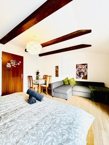 Cozy Rooms in a Villa for Groups, 16-Mins to Blumengärtenにあるベッド