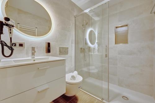 Ένα μπάνιο στο Edificio Joya by Clabao