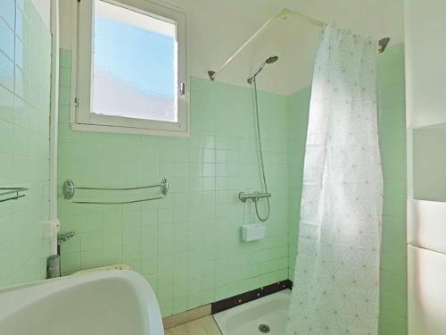 une salle de bain avec une douche, des toilettes et un lavabo dans l'établissement Maison calme proche centre-ville, 3 chambres, jardin, 1,2 km de la plage - Saint-Gilles-Croix-de-Vie - FR-1-224-338, à Saint-Gilles-Croix-de-Vie