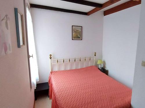 - une chambre avec un lit doté d'un couvre-lit rouge dans l'établissement Maison mitoyenne climatisée, piscine, 6 couchages, parking privé, proche plage - FR-1-326-692, à Marseillan