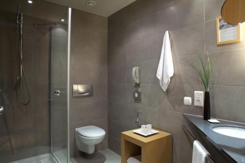 Koupelna v ubytování Lazart Hotel, Trademark Collection by Wyndham