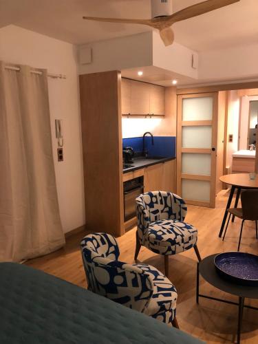 un salon avec des chaises et une table et une cuisine dans l'établissement your studio in Collioure, à Collioure