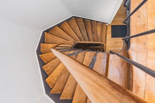 un escalier en colimaçon dans un immeuble avec parquet dans l'établissement Suite Champagne, à Épernay