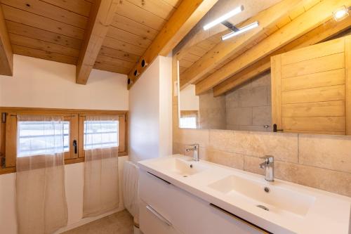 une salle de bain avec un lavabo et un miroir dans l'établissement La Jolie Etoile - Proche pistes et vue montagnes, aux Angles