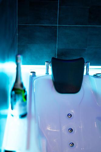 a bottle of wine and a purse sitting on a bath tub at casa con veranda e idromassaggio in Barletta