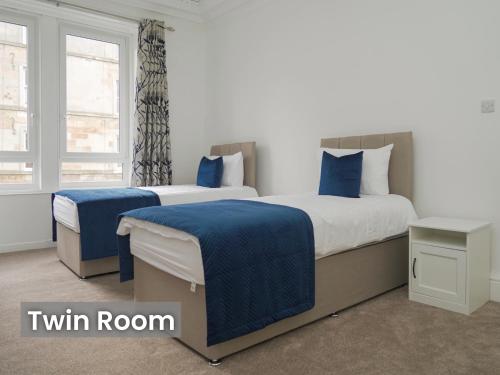 Postel nebo postele na pokoji v ubytování Edinburgh Modern Apartment in Haymarket, city centre