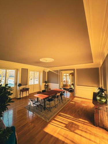 une salle à manger avec une table et des chaises dans l'établissement So Chic- appartement cœur de ville 4 chambres, à Béziers