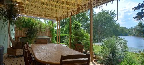 Zahrada ubytování Gîte au bord du Tarn avec ponton et spa