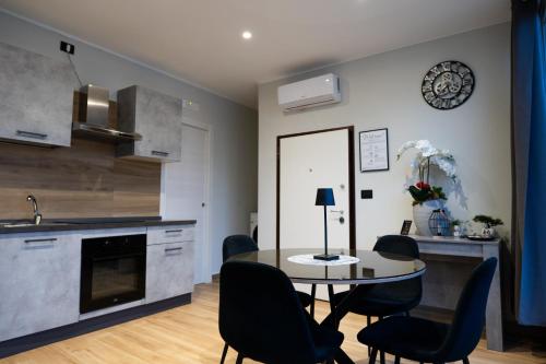 a kitchen with a table and chairs in a kitchen at casa con veranda e idromassaggio in Barletta