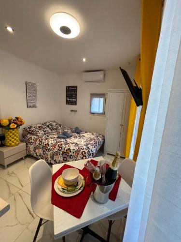 Cette petite chambre comprend une table et un lit. dans l'établissement Marie Studio COSY, à Sanary-sur-Mer