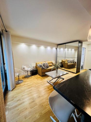 un salon avec un canapé et une table dans l'établissement Charming Apartement near Eiffel Tour, à Paris