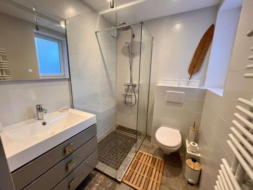 une salle de bain avec une douche, un lavabo et des toilettes dans l'établissement Calme Appartement T2 avec Terrasse à Cavalaire - FR-1-226B-2, à Cavalaire-sur-Mer