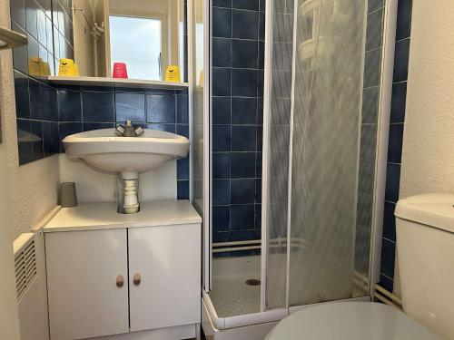 une petite salle de bain avec un lavabo et une douche dans l'établissement SP430-635 Appt 2 pièces 4 couchages SAINT PIERRE LA MER, à Saint Pierre La Mer