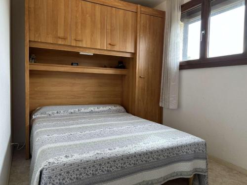 une chambre avec un lit dans une pièce avec une fenêtre dans l'établissement SP430-635 Appt 2 pièces 4 couchages SAINT PIERRE LA MER, à Saint Pierre La Mer