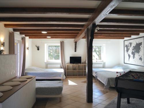 - une chambre avec 2 lits et une télévision dans l'établissement Le Refuge 