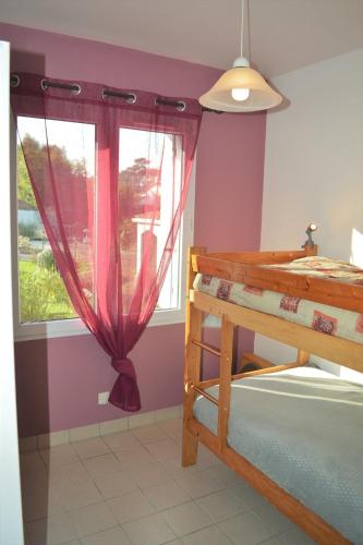 - une chambre avec une fenêtre dotée d'un rideau rouge dans l'établissement Vacances en bordure de forêt domaniale, à La Tranche-sur-Mer