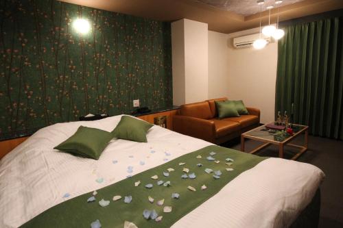 a bedroom with a bed with flowers on it at Hotel京都 in Zentsuji