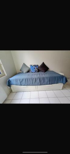 un lit avec deux oreillers dessus dans une chambre dans l'établissement Studio dans le centre ville !, à Bourges