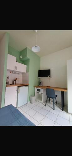 - une cuisine avec un bureau et une chaise dans la chambre dans l'établissement Studio dans le centre ville !, à Bourges